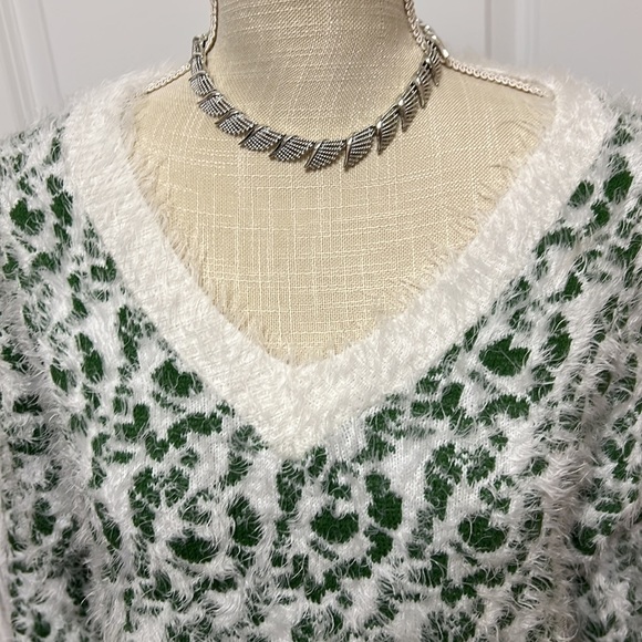 White Mark sweater white and green size L, like new - Picture 4 of 9